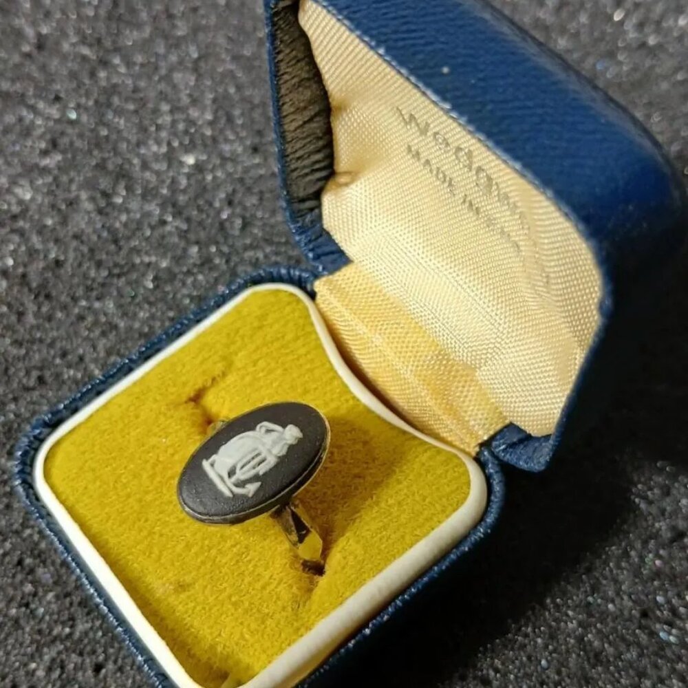 Wedgwood Black Jasperware Cameo Ring Size 6 Boxed England – 3.3g